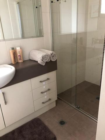 Central Executive 3Br Townhouse 50M To Dean Street 奥尔伯里 外观 照片