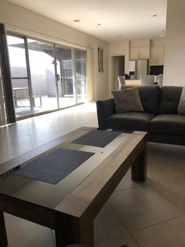 Central Executive 3Br Townhouse 50M To Dean Street 奥尔伯里 外观 照片