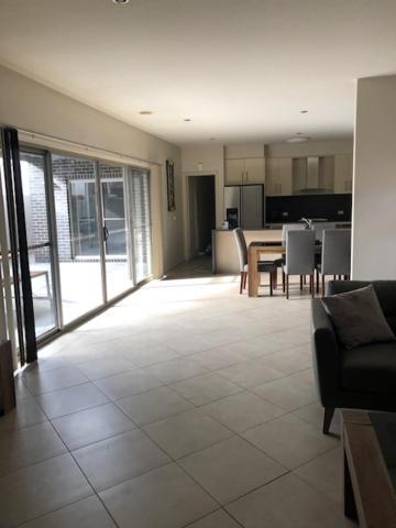 Central Executive 3Br Townhouse 50M To Dean Street 奥尔伯里 外观 照片